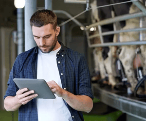 JSRV_Case-Study_Fonterra-Man-with-tablet